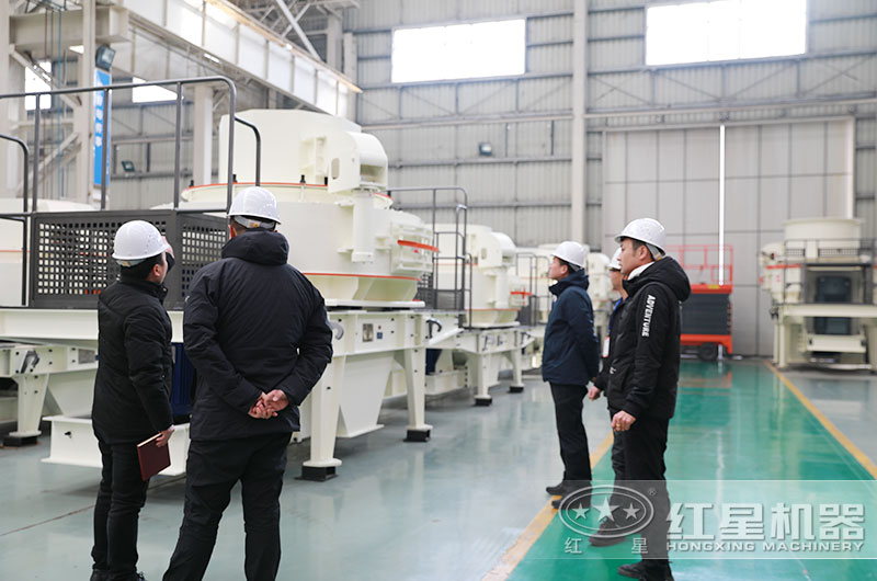 客戶來(lái)廠考察機(jī)制砂生產(chǎn)線設(shè)備