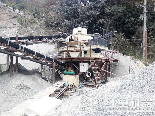 風(fēng)化石制砂機(jī)作業(yè)現(xiàn)場