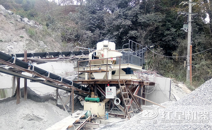 鵝卵石制沙機作業(yè)現場
