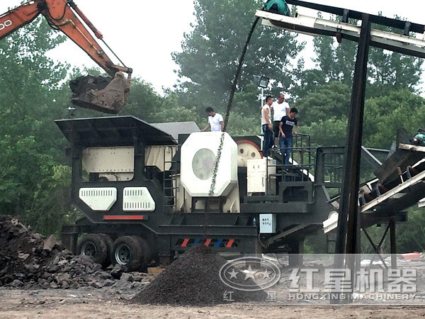 移動煤炭破碎機(jī)作業(yè)現(xiàn)場