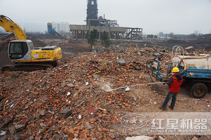 臟亂差的建筑垃圾堆積現(xiàn)場