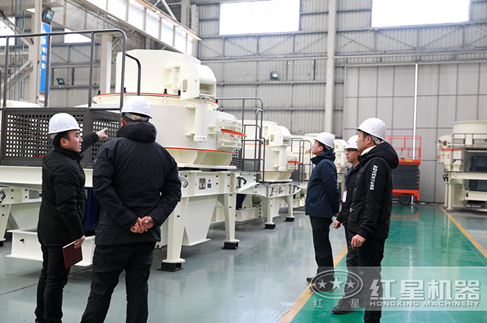 用戶來廠參觀考察，定制移動制砂機(jī)