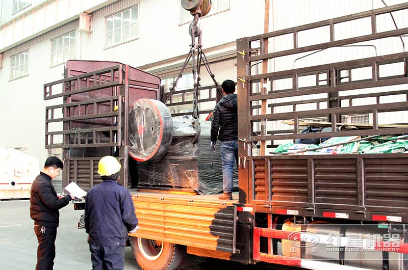 顎式粉碎機(jī)發(fā)貨現(xiàn)場 顎式粉碎機(jī)發(fā)貨現(xiàn)場